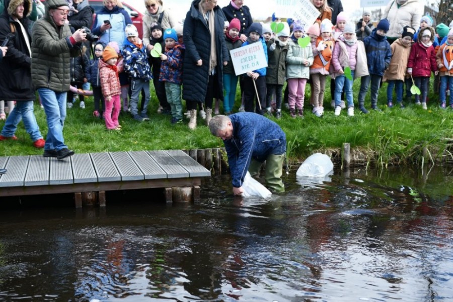 W środę Światowy Dzień Ziemi na suwalskich bulwarach. Zarybianie Czarnej Hańczy  
