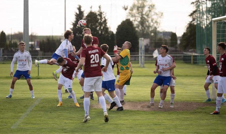 W A klasowych derbach Suwałk Wigry II pokonały Vertę. Wygrane Polonii i Grabu [zdjęcia]