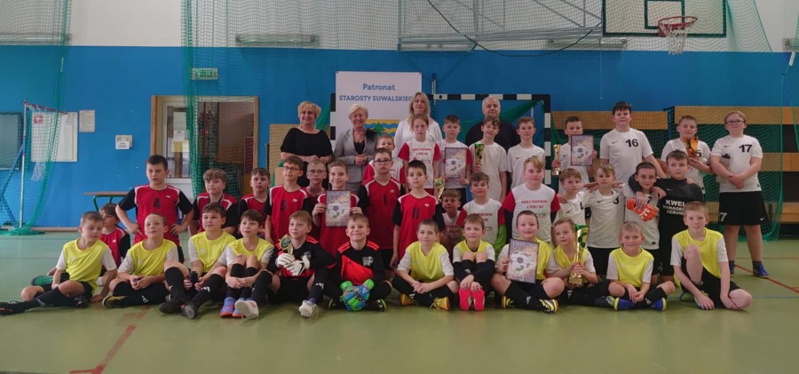 Powiatowy Halowy Turniej piłki nożnej o Puchar Starosty Suwalskiego [zdjęcia]