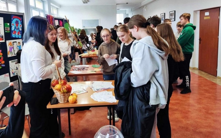 Uczennice ZS  nr 4 w Suwałkach uczą o zdrowym odżywianiu i rozsądku. BetterBite-BetterMiind 