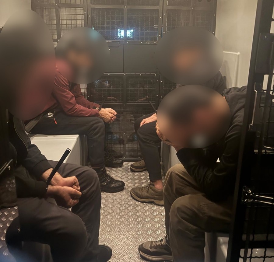 Patrole Straży Granicznej i WOT zatrzymały grupy migrantów i kurierów. W sobotę akcja Konfederacji