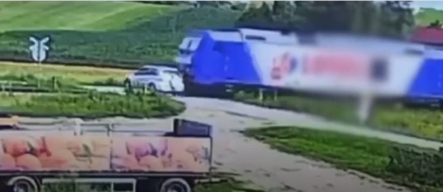 Nagranie z wypadku na przejeździe w Wołyńcach przeraża.  Było ostrzeżenie! [wideo i zdjęcia]