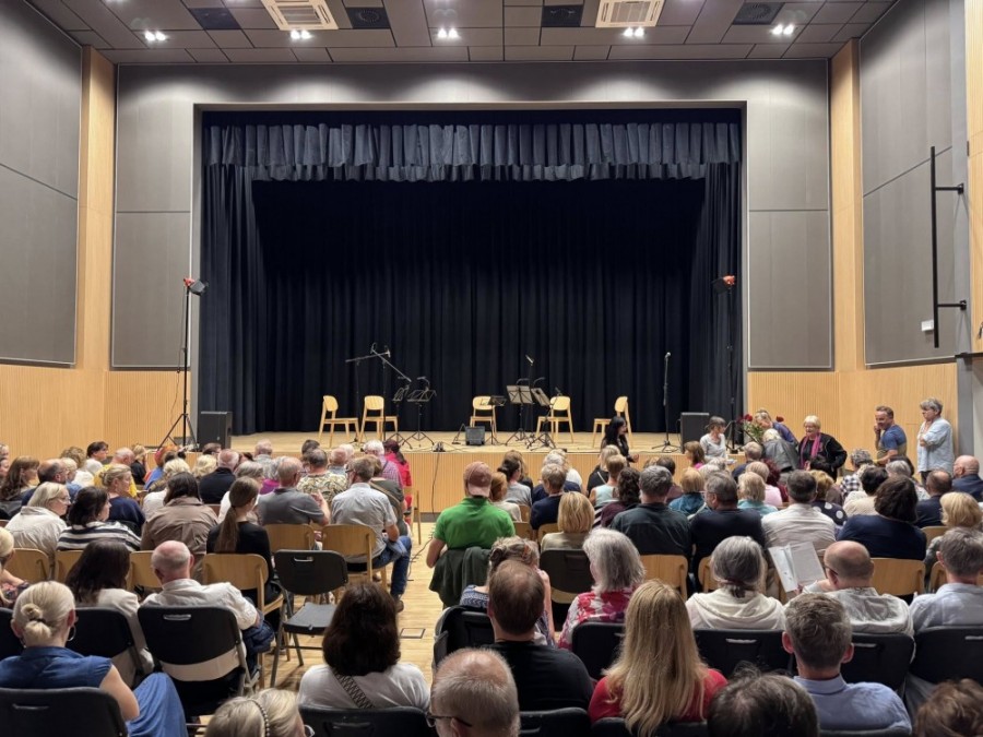 W OCiKGS w Płocicznie rozsuwana widownia, elektroakustyka i kinotechnika, w SOK-u - nagłośnienie