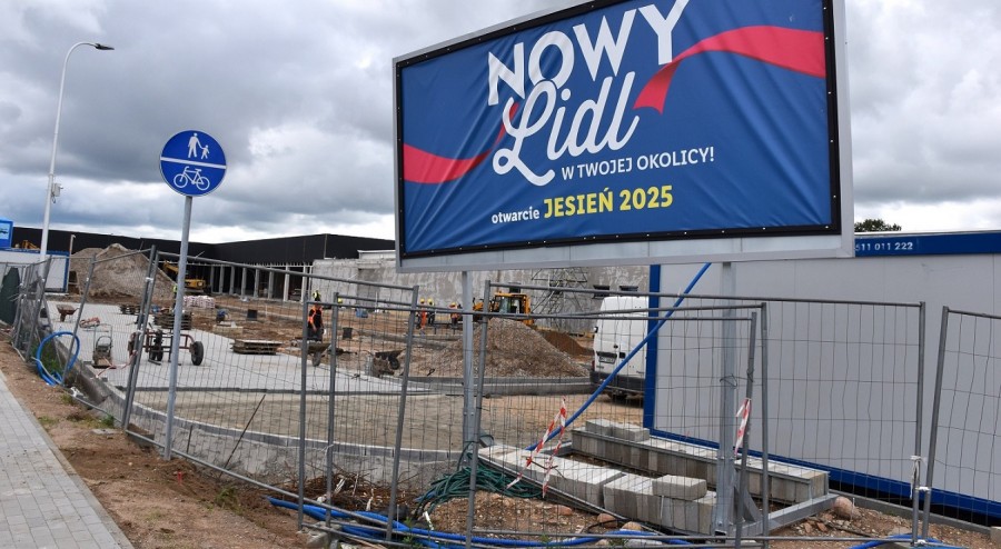 Ryneczek Lidla obok bazaru przy Grunwaldzkiej w Suwałkach. Park handlowy jesienią [zdjęcia]