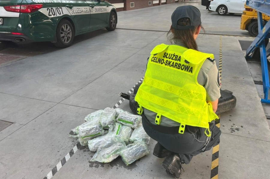 Suwałki. Ponad 12,5 kg marihuany w baku samochodu dostawczego [zdjęcia]