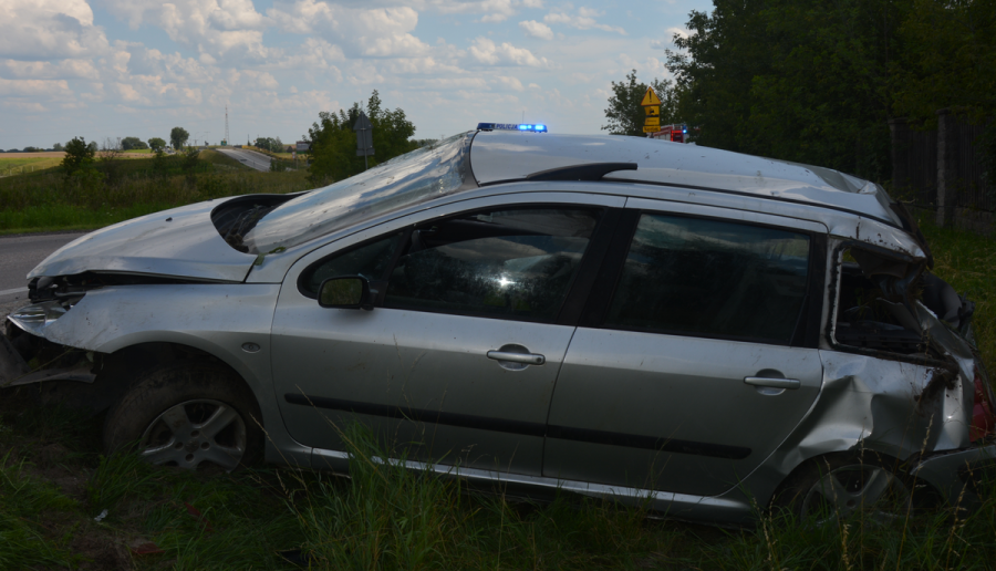 Dachowanie w gminie Suwałki. Kierowca wypadł przez okno