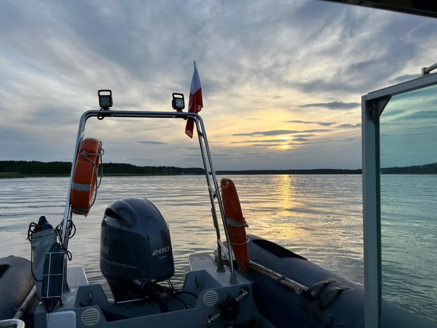 Pijany, bez uprawnień sterował łodzią na jeziorze Białe
