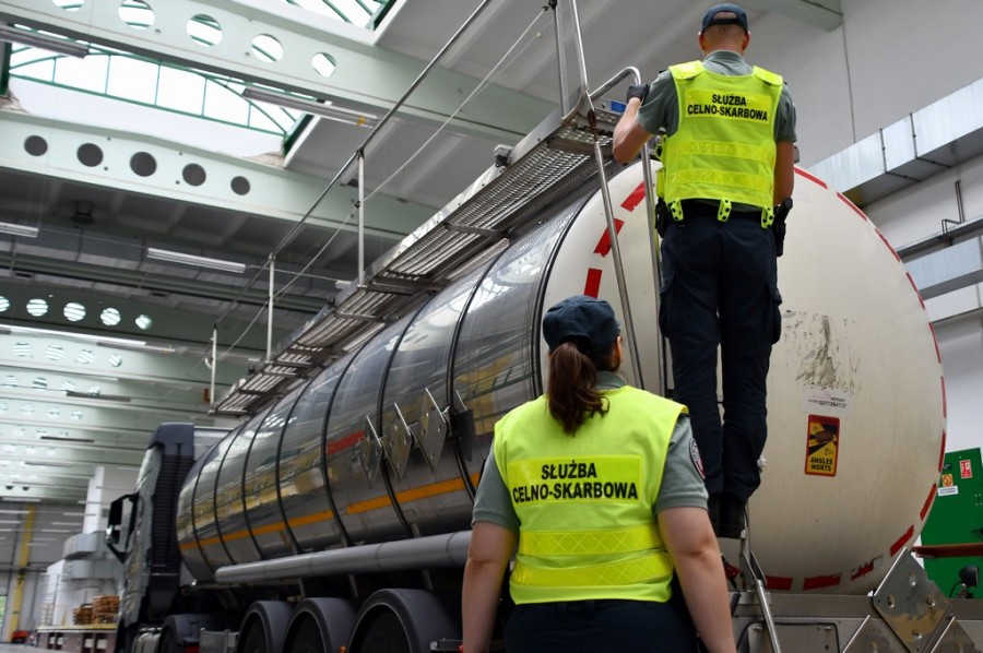 Nielegalny transport paliwa zatrzymany pod Suwałkami