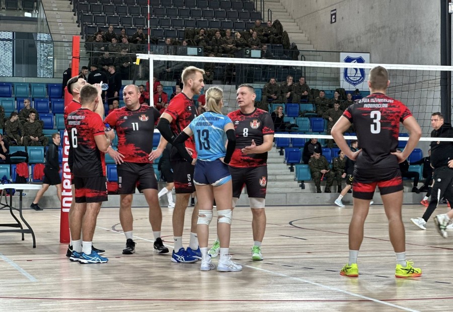 Suwałki Arena. Piętnaście drużyn walczy o Mistrzostwo 16 Dywizji Zmechanizowanej w siatkówce [foto]