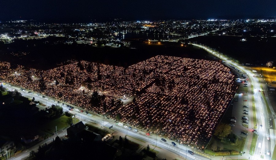 Umarłych wieczność dotąd trwa, dokąd pamięcią im się płaci. Kwesty, kwiaty, znicze [zdjęcia]