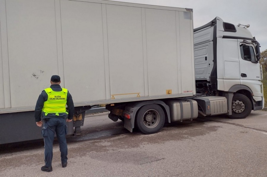 Naczepa skradziona w Finlandii odzyskana w Budzisku. Kwiaty z Holandii na Litwę