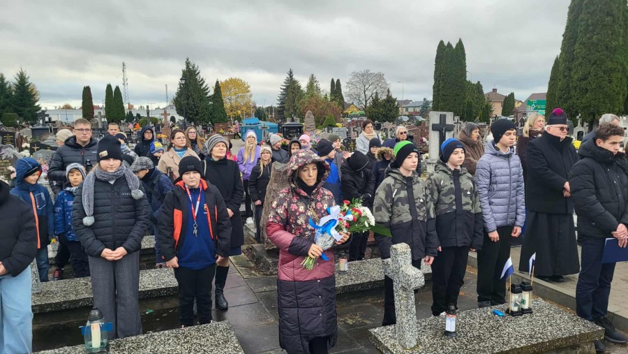 Uczniowie ze szkoły w Przebrodzie przy grobach ułanów na suwalskim cmentarzu [zdjęcia]