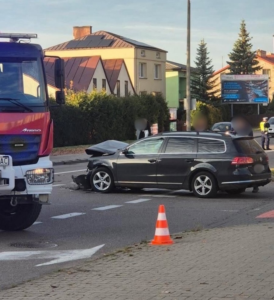Wypadek na ul. Wojska Polskiego w Suwałkach. Zderzenie trzech aut, dwie osoby trafiły do szpitala