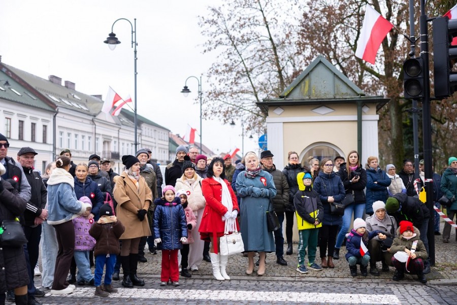 Pod pomnikami POW i Marszałka Józefa Piłsudskiego suwalczanie uczcili Święto Niepodległości [foto]