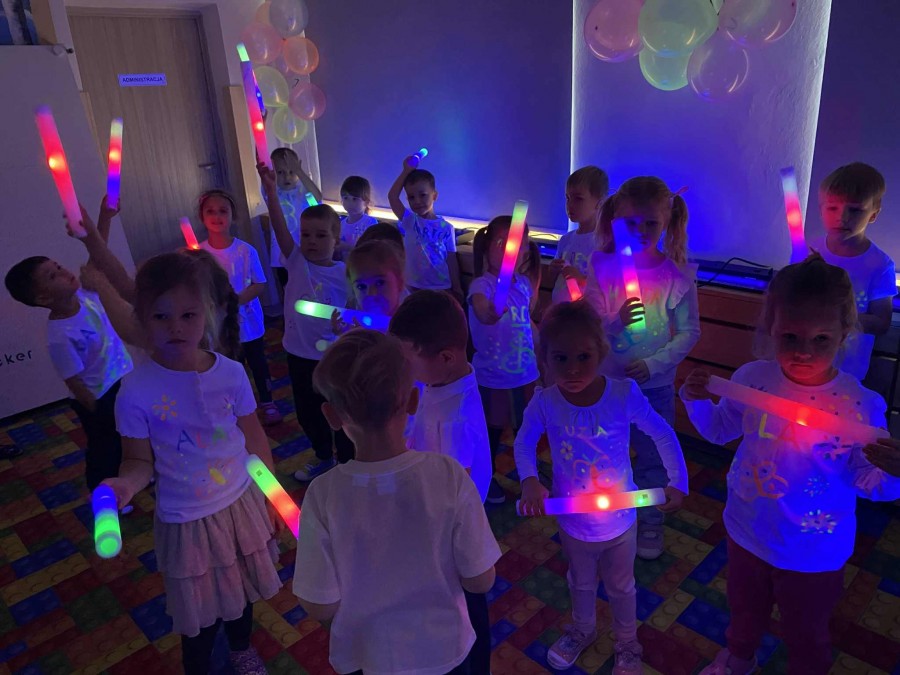 Przedszkole nr 6 w Suwałkach bawiło się na Fluo Party [zdjęcia]