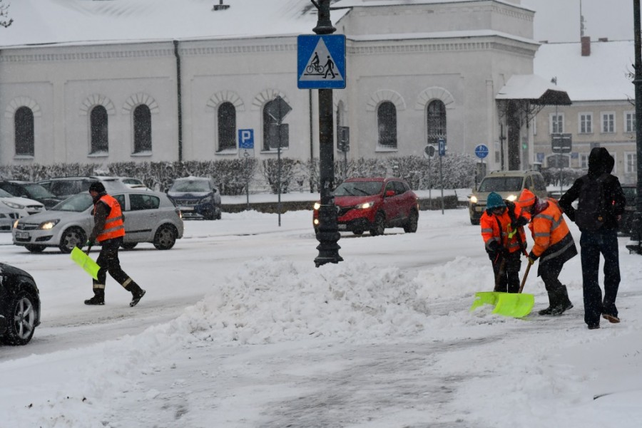 W Suwałkach pada śnieg. Łopaty, pługi, rozsiewacze, posypywarki w akcji [zdjęcia]