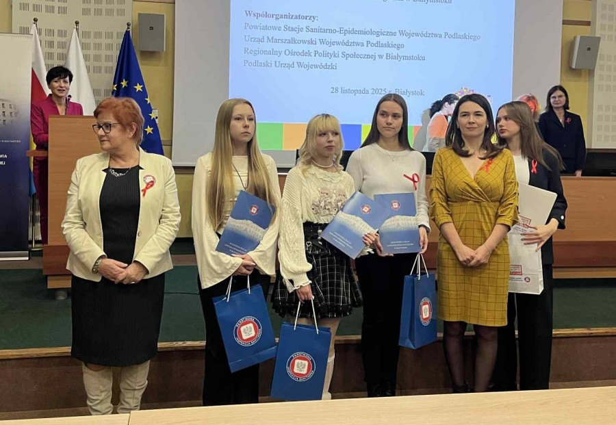 Anna Szmygiel z II LO Augustów i Martyna Mendak z ZSCKR Suwałki na podium Olimpiady Wiedzy o HIVAIDS