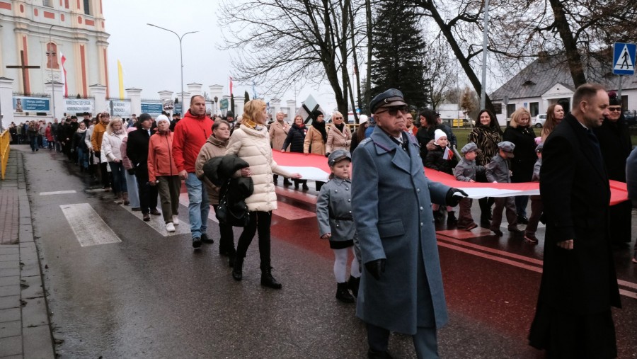 Orkiestra, stumetrowa flaga, kwiaty i znicze. Obchody Święta Niepodległości w Sejnach [zdjęcia]