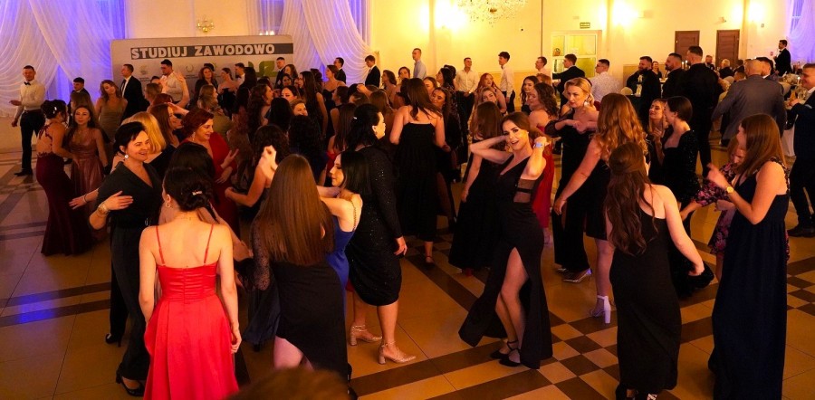 Niemal 250 osób bawiło się na wyjątkowym Balu Absolwenta PUZ w Suwałkach [zdjęcia]