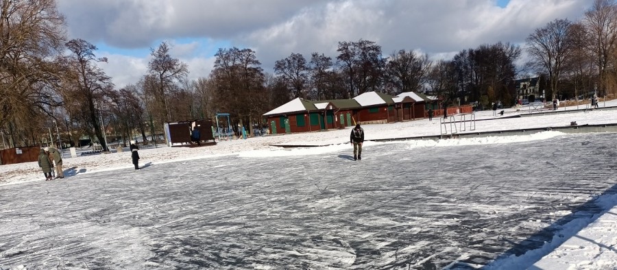 Suwałki. Doczekaliśmy się, jest naturalne lodowisko na Zalewie Arkadia [zdjęcia]