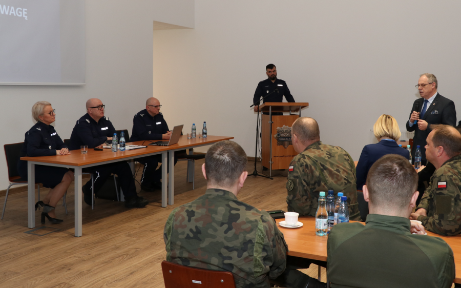 Mniej wypadków, więcej działań prewencyjnych, nowe radiowozy. Roczna odprawa suwalskich policjantów 