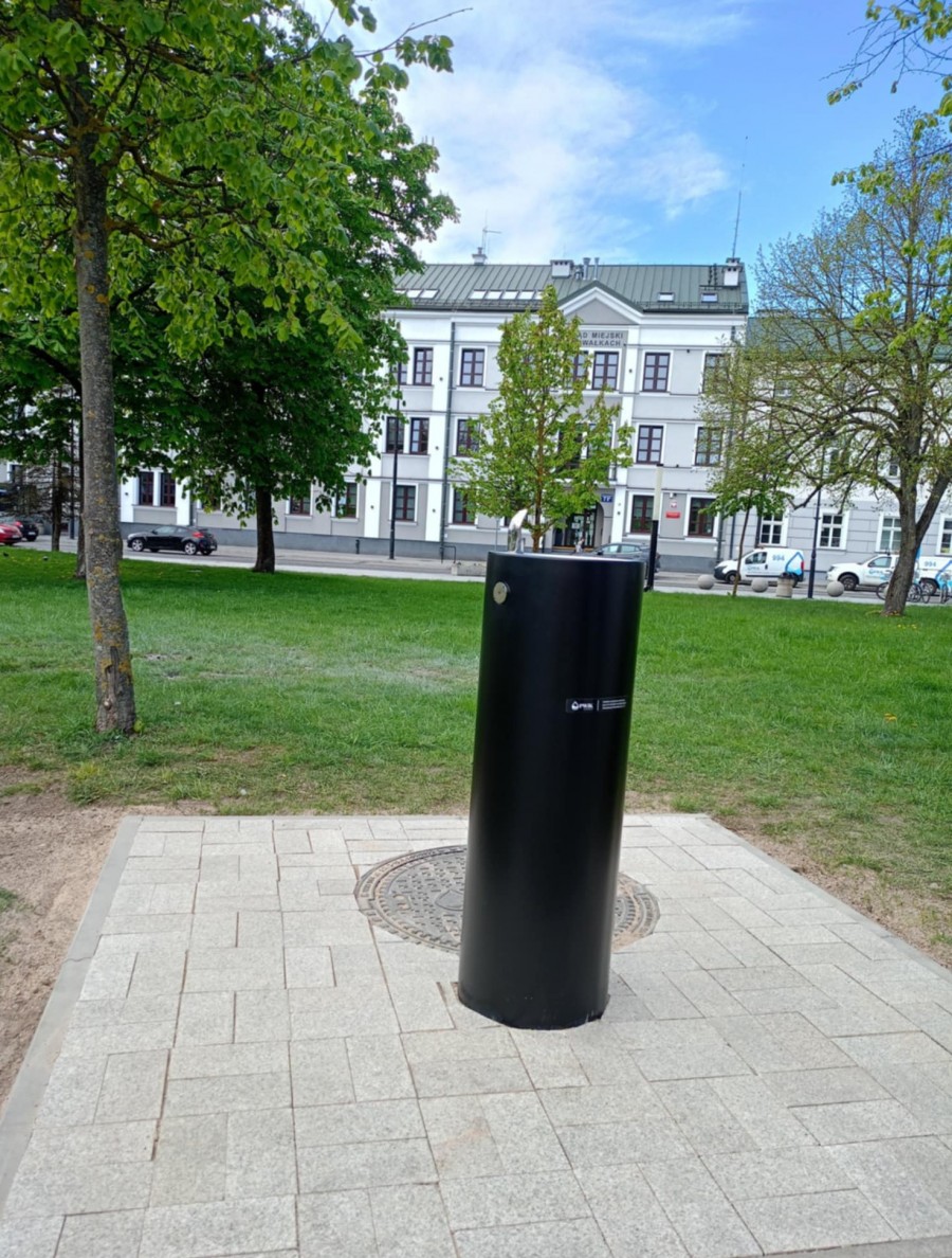 Suwałki. Źródełko z wodą pitną na Placu im. Marii Konopnickiej