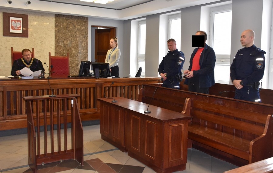 Ponad 6 lat więzienia dla jednego z oskarżonych o głośny rozbój przy ul. Chopina w Suwałkach 