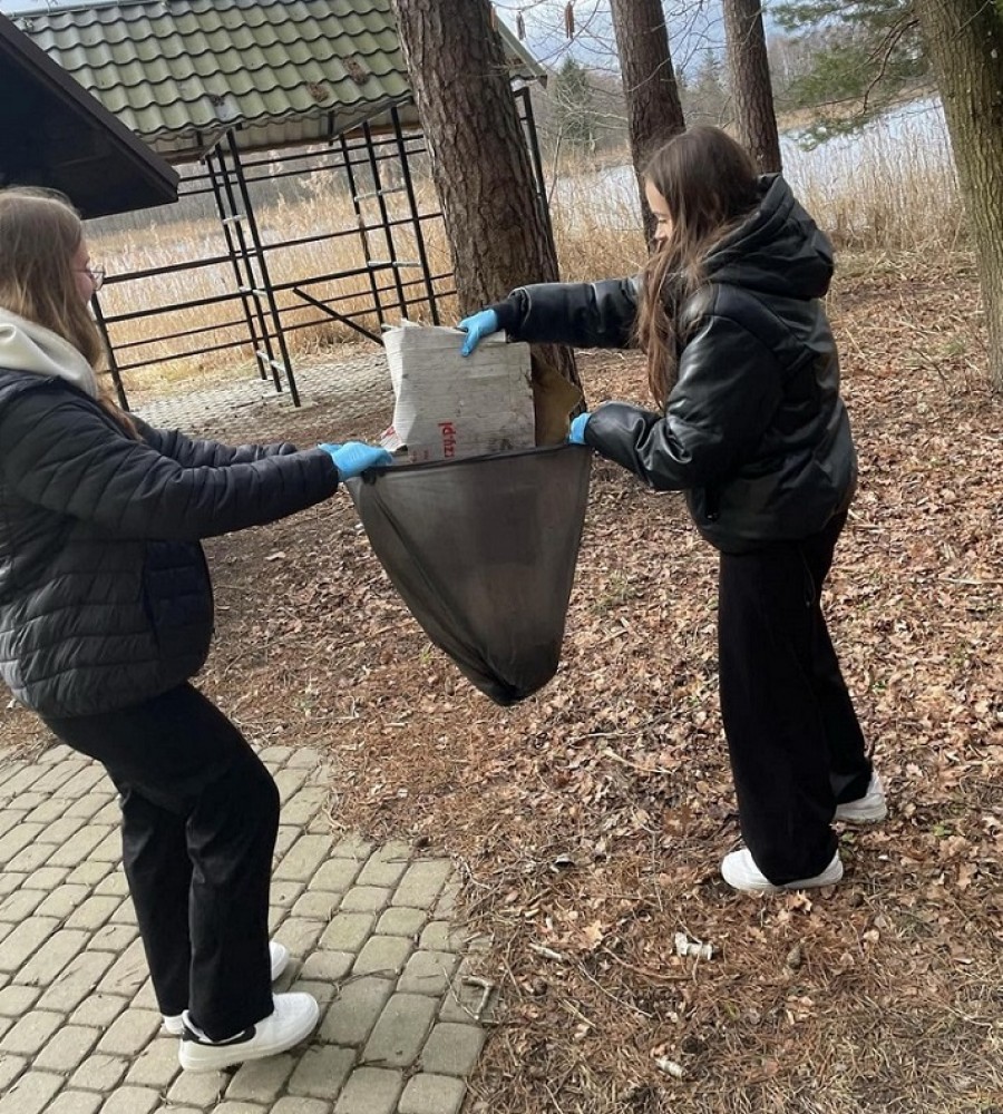 Uczniowie ZS nr 4 Suwałki w EkoBuddies. Posprzątali teren, zaadoptowali fokę i niedźwiedzia [foto]