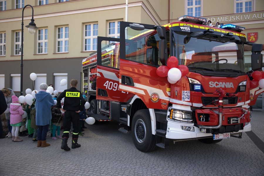 Scania zamiast starego volvo. Nowego auta druhom OSP Augustów-Lipowiec zazdroszczą zawodowcy