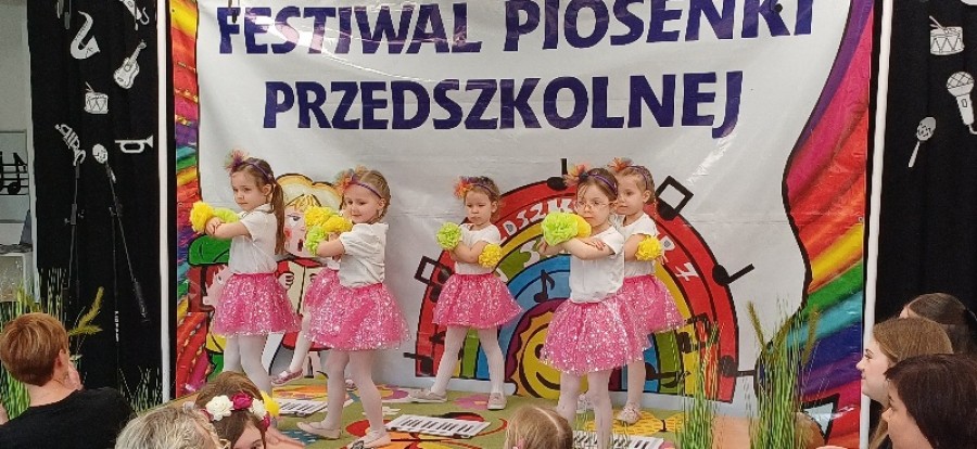 Wesoło, kolorowo, muzycznie. Festiwal Piosenki Przedszkolnej w Przedszkolu nr 7 [zdjęcia]