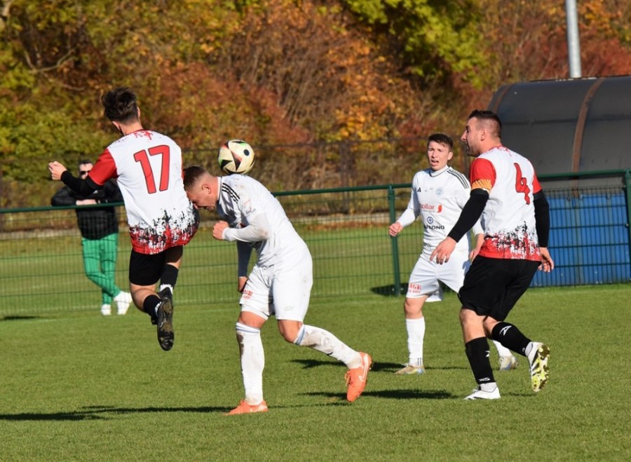 Piłkarska A Klasa. Polonia Raczki pomogła, a Wigry II Suwałki zrobiły swoje i po jesieni są liderem