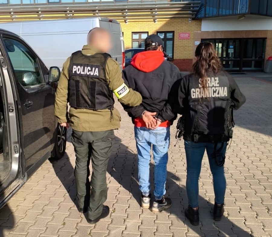 Dwóch 21-latków zatrzymanych za przemyt przy użyciu balonu. Areszt i dozór