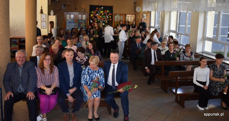 Puńsk. W Dniu Edukacji Narodowej uczniowie zauroczyli nauczycieli i obdarowali kwiatami [zdjęcia]