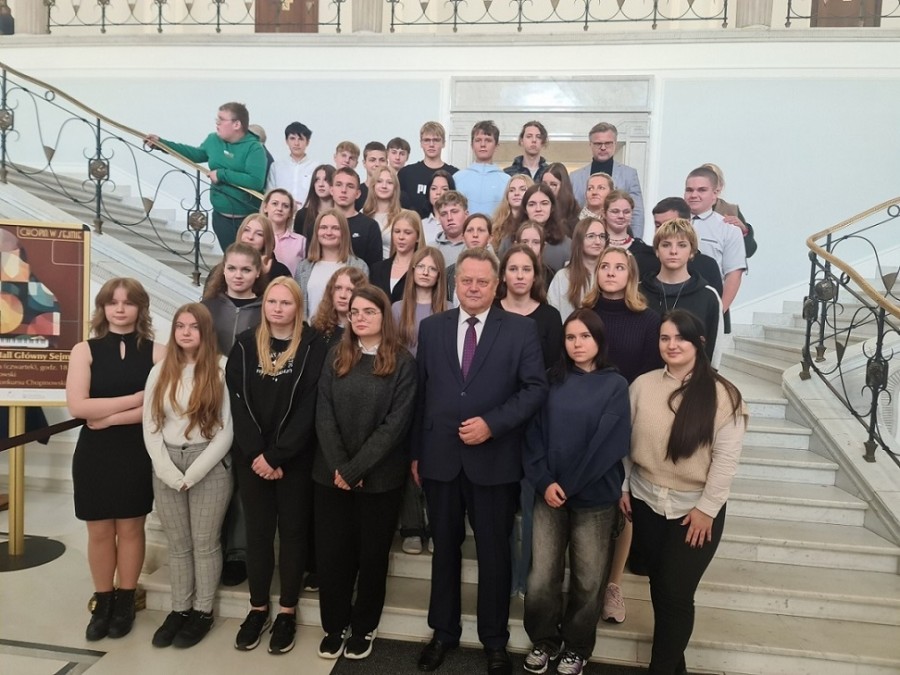 Uczniowie Zespołu Szkół w Dowspudzie z wizytą w Sejmie RP [zdjęcia]