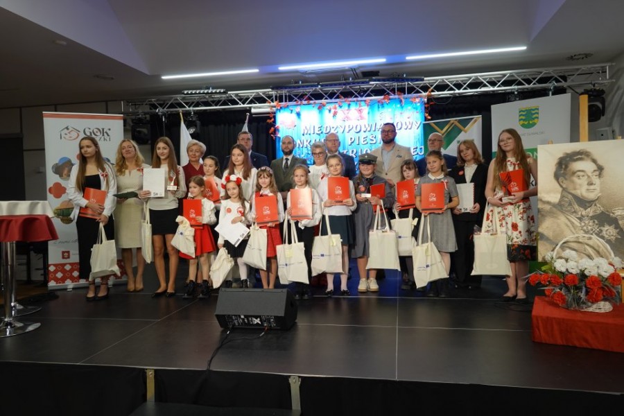 Ponad 70 osób wzięło udział Konkursie Pieśni Patriotycznej Tobie Ojczyzno w Raczkach [zdjęcia] 