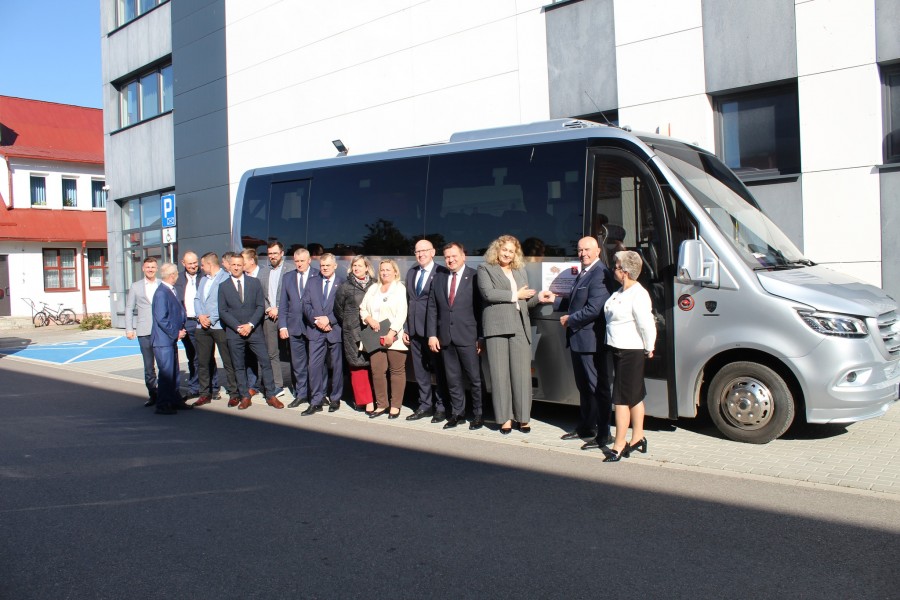 Symboliczne przekazanie autobusu dla uczniów Gminy Raczki [zdjęcia]