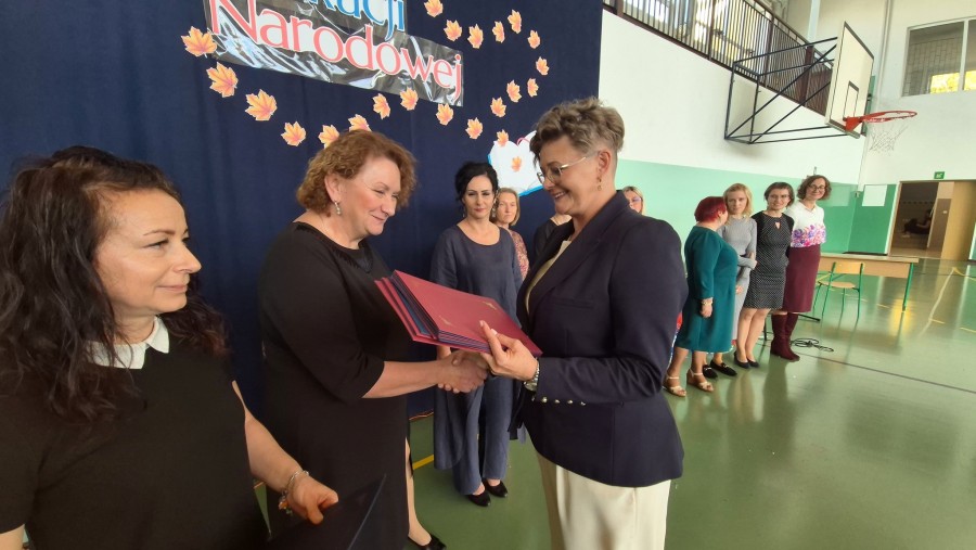 Dzień Nauczyciela w Rutce -Tartak. Podziękowania, słowa uznania, piękny program artystyczny [foto]