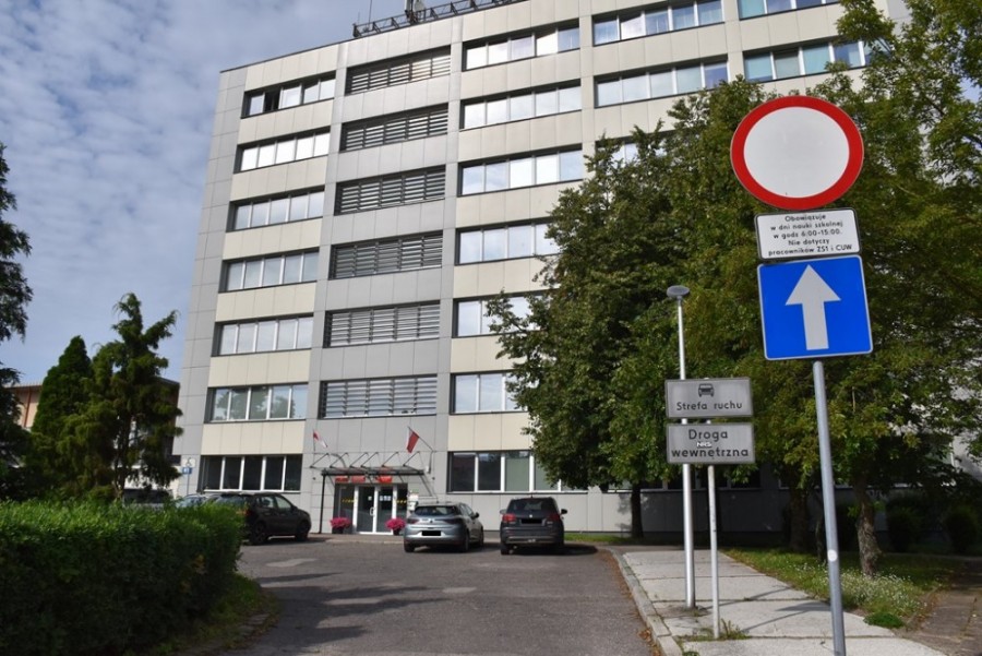 Firma z Wasilkowa za prawie 1,3 mln zł urządzi zieloną strefę przy III LO w Suwałkach