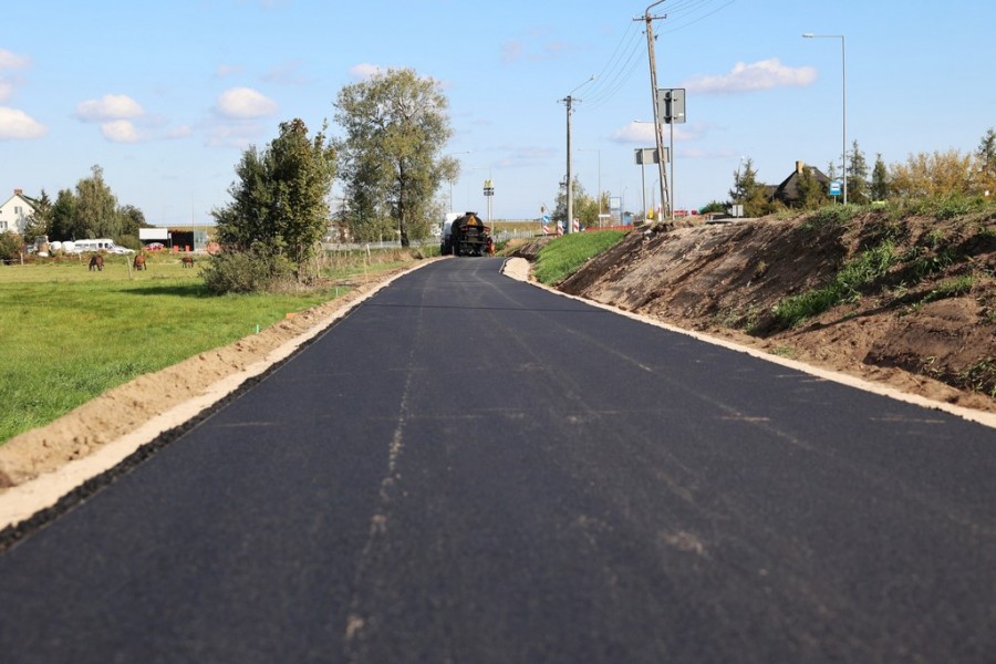 Augustów.  Dobiega końca budowa kolejnej ścieżki pieszo–rowerowej [zdjęcia]