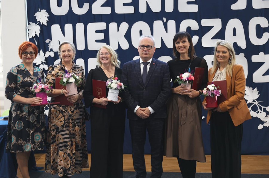 Dzień Nauczyciela w Augustowie. Ponad 30 nauczycieli nagrodzonych przez Burmistrza [zdjęcia]