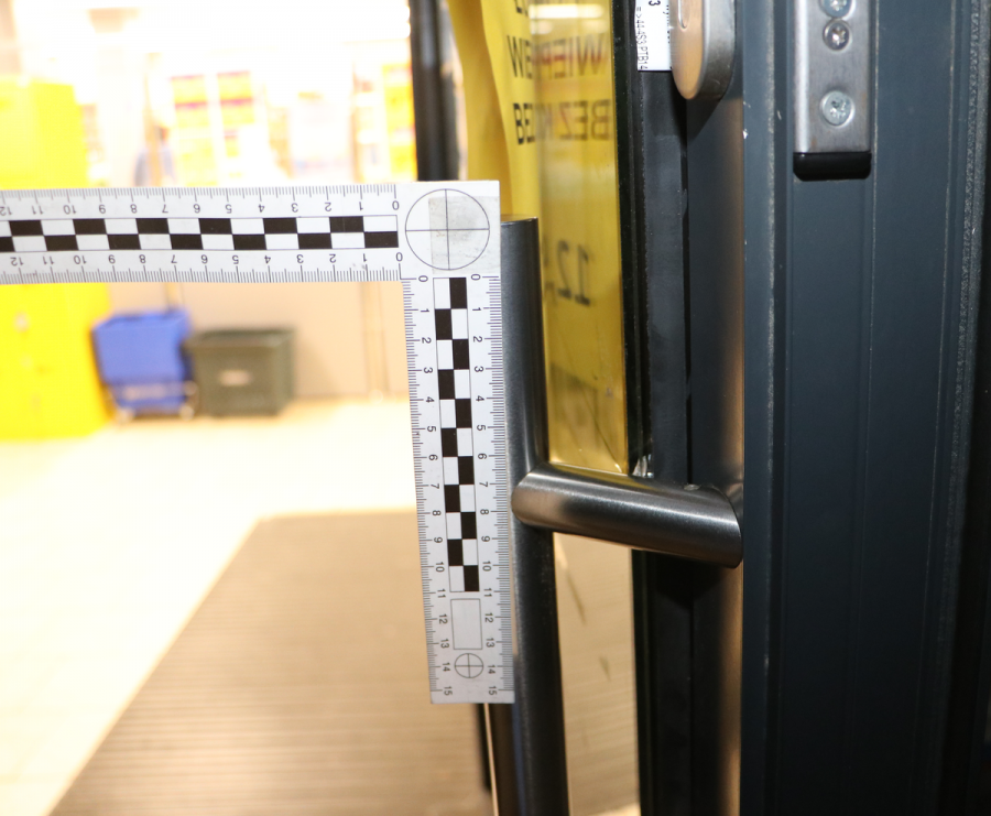 Suwałki. Zniszczył drzwi w sklepie