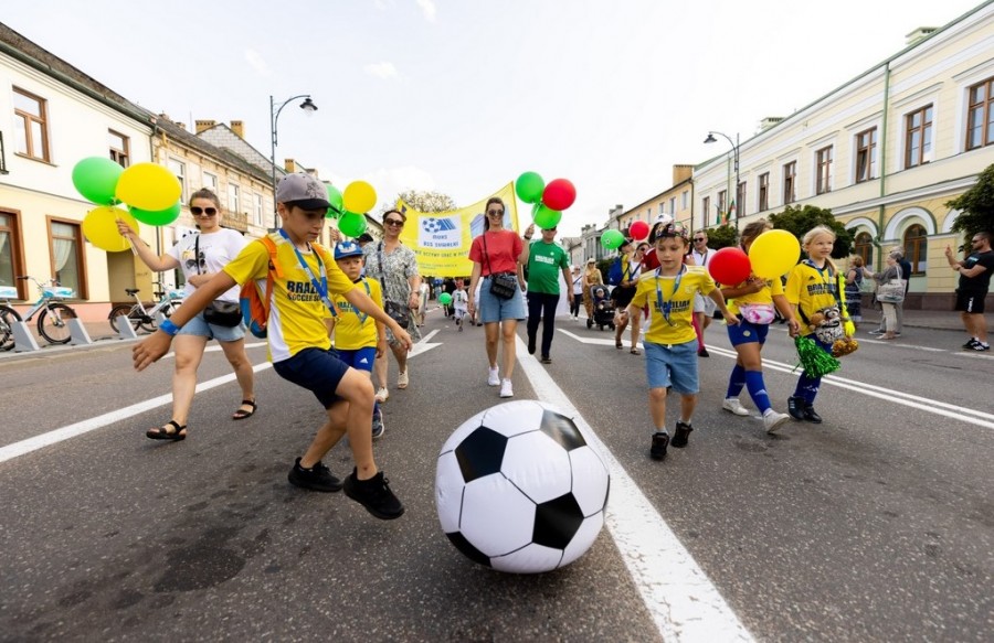 Parada Miejska z okazji Dni Suwałk. Na ulicach tłoczno i kolorowo [wideo]