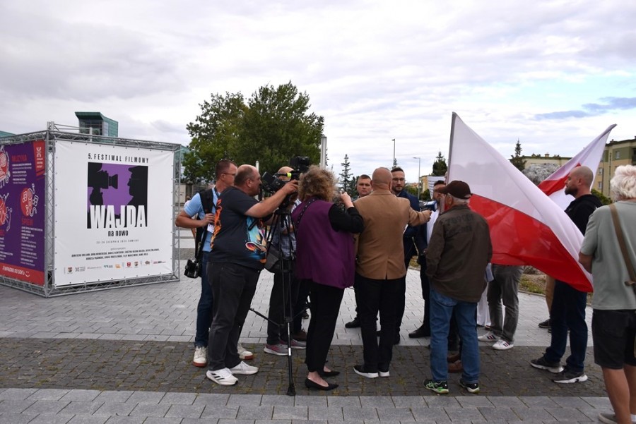 Konfederacja protestuje przeciwko zaproszeniu Agnieszki Holland na Festiwal Filmowy do Suwałk [foto]