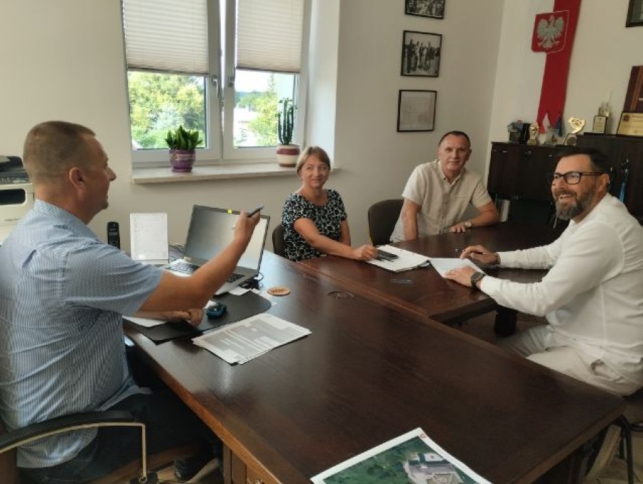 Przy Bibliotece w Bakałarzewie powstaną instalacja fotowoltaiczna i bank energii