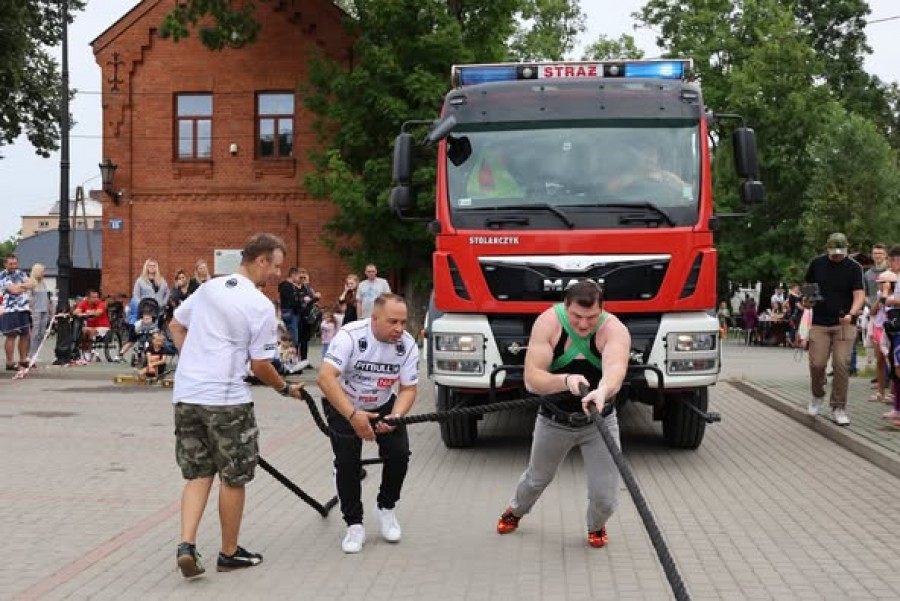 Pokazy strongmenów i prezentacja oferty. Dni otwarte w GOK Raczki [zdjęcia]