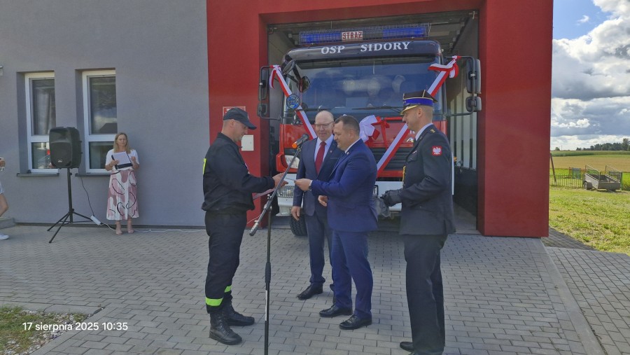 Gmina Raczki. Manewry sportowo-pożarnicze i przekazanie samochodu dla OSP Sidory [zdjęcia]