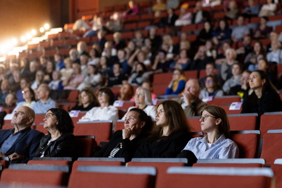 Suwalczanie wpatrzeni w aktorów, reżyserów i ekran. Drugi dzień Festiwalu Wajda na Nowo [zdjęcia]