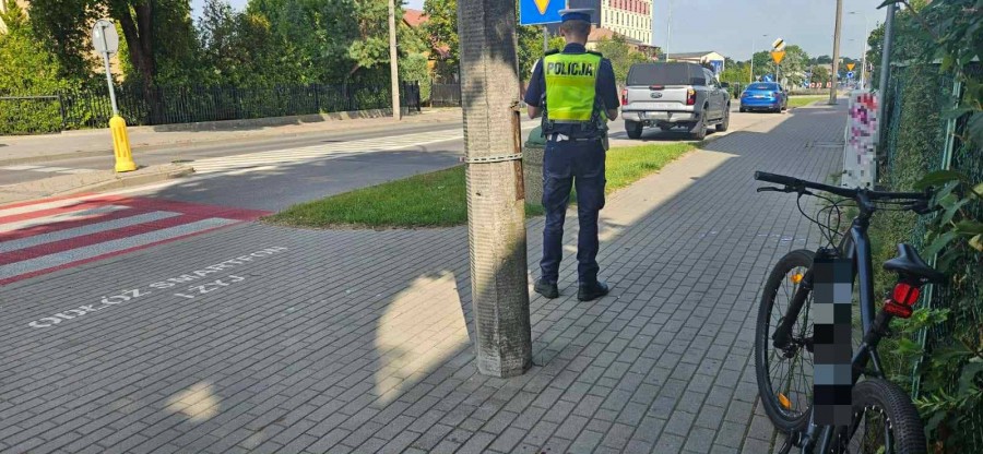 Suwalczanin patrzył w telefon, uderzył w słup i trafił do szpitala. Jechał skradzionym rowerem  