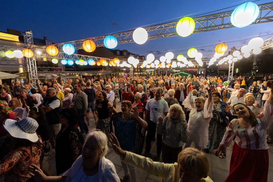 Suwalska Potańcówka. Bałkańskie klimaty rozgrzały Plac Marii Konopnickiej [zdjęcia]