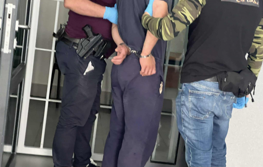 Kradł e-papierosy, alkohol i perfumy. Próbował sforsować drzwi do marketu